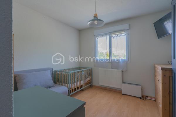 Situé dans un environnement calme et résidentiel de Vieugy, à proximité immédiate de la ligne Rythmo 2, cet appartement T2 de 51 m² se trouve au 1er étage avec ascenseur d'une copropriété bien entretenue.

Fonctionnel et en bon état général, il propose de beaux volumes pour un T2, ainsi qu'une grande terrasse, bien exposée et agréable au quotidien.

Les points forts :
• Pièce de vie confortable avec cuisine ouverte
• Une chambre au calme
• Salle de bains + WC
• Terrasse
• Chauffage individuel gaz
• Cave
• Garage possible en supplément

Un cadre de vie pratique et agréable :
Idéal pour un premier achat, que ce soit pour une personne seule ou un couple, ce bien offre un cadre confortable et fonctionnel, avec toutes les commodités à proximité et un accès rapide vers Annecy.