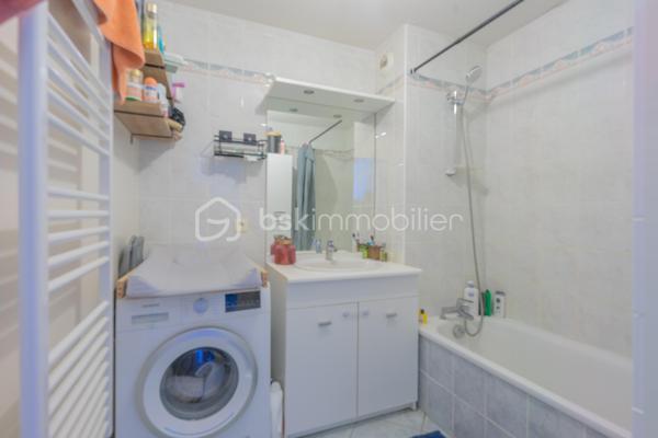 Situé dans un environnement calme et résidentiel de Vieugy, à proximité immédiate de la ligne Rythmo 2, cet appartement T2 de 51 m² se trouve au 1er étage avec ascenseur d'une copropriété bien entretenue.

Fonctionnel et en bon état général, il propose de beaux volumes pour un T2, ainsi qu'une grande terrasse, bien exposée et agréable au quotidien.

Les points forts :
• Pièce de vie confortable avec cuisine ouverte
• Une chambre au calme
• Salle de bains + WC
• Terrasse
• Chauffage individuel gaz
• Cave
• Garage possible en supplément

Un cadre de vie pratique et agréable :
Idéal pour un premier achat, que ce soit pour une personne seule ou un couple, ce bien offre un cadre confortable et fonctionnel, avec toutes les commodités à proximité et un accès rapide vers Annecy.