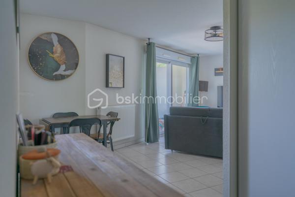 Situé dans un environnement calme et résidentiel de Vieugy, à proximité immédiate de la ligne Rythmo 2, cet appartement T2 de 51 m² se trouve au 1er étage avec ascenseur d'une copropriété bien entretenue.

Fonctionnel et en bon état général, il propose de beaux volumes pour un T2, ainsi qu'une grande terrasse, bien exposée et agréable au quotidien.

Les points forts :
• Pièce de vie confortable avec cuisine ouverte
• Une chambre au calme
• Salle de bains + WC
• Terrasse
• Chauffage individuel gaz
• Cave
• Garage possible en supplément

Un cadre de vie pratique et agréable :
Idéal pour un premier achat, que ce soit pour une personne seule ou un couple, ce bien offre un cadre confortable et fonctionnel, avec toutes les commodités à proximité et un accès rapide vers Annecy.