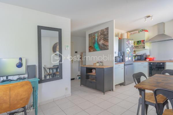 Situé dans un environnement calme et résidentiel de Vieugy, à proximité immédiate de la ligne Rythmo 2, cet appartement T2 de 51 m² se trouve au 1er étage avec ascenseur d'une copropriété bien entretenue.

Fonctionnel et en bon état général, il propose de beaux volumes pour un T2, ainsi qu'une grande terrasse, bien exposée et agréable au quotidien.

Les points forts :
• Pièce de vie confortable avec cuisine ouverte
• Une chambre au calme
• Salle de bains + WC
• Terrasse
• Chauffage individuel gaz
• Cave
• Garage possible en supplément

Un cadre de vie pratique et agréable :
Idéal pour un premier achat, que ce soit pour une personne seule ou un couple, ce bien offre un cadre confortable et fonctionnel, avec toutes les commodités à proximité et un accès rapide vers Annecy.