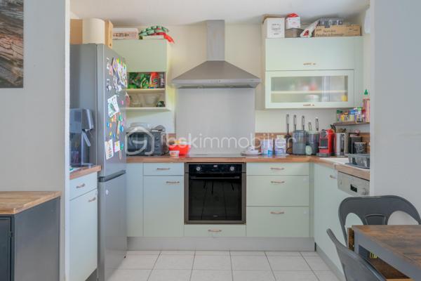 Situé dans un environnement calme et résidentiel de Vieugy, à proximité immédiate de la ligne Rythmo 2, cet appartement T2 de 51 m² se trouve au 1er étage avec ascenseur d'une copropriété bien entretenue.

Fonctionnel et en bon état général, il propose de beaux volumes pour un T2, ainsi qu'une grande terrasse, bien exposée et agréable au quotidien.

Les points forts :
• Pièce de vie confortable avec cuisine ouverte
• Une chambre au calme
• Salle de bains + WC
• Terrasse
• Chauffage individuel gaz
• Cave
• Garage possible en supplément

Un cadre de vie pratique et agréable :
Idéal pour un premier achat, que ce soit pour une personne seule ou un couple, ce bien offre un cadre confortable et fonctionnel, avec toutes les commodités à proximité et un accès rapide vers Annecy.