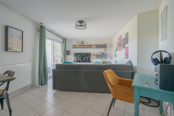 Situé dans un environnement calme et résidentiel de Vieugy, à proximité immédiate de la ligne Rythmo 2, cet appartement T2 de 51 m² se trouve au 1er étage avec ascenseur d'une copropriété bien entretenue.

Fonctionnel et en bon état général, il propose de beaux volumes pour un T2, ainsi qu'une grande terrasse, bien exposée et agréable au quotidien.

Les points forts :
• Pièce de vie confortable avec cuisine ouverte
• Une chambre au calme
• Salle de bains + WC
• Terrasse
• Chauffage individuel gaz
• Cave
• Garage possible en supplément

Un cadre de vie pratique et agréable :
Idéal pour un premier achat, que ce soit pour une personne seule ou un couple, ce bien offre un cadre confortable et fonctionnel, avec toutes les commodités à proximité et un accès rapide vers Annecy.