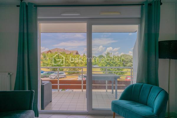Situé dans un environnement calme et résidentiel de Vieugy, à proximité immédiate de la ligne Rythmo 2, cet appartement T2 de 51 m² se trouve au 1er étage avec ascenseur d'une copropriété bien entretenue.

Fonctionnel et en bon état général, il propose de beaux volumes pour un T2, ainsi qu'une grande terrasse, bien exposée et agréable au quotidien.

Les points forts :
• Pièce de vie confortable avec cuisine ouverte
• Une chambre au calme
• Salle de bains + WC
• Terrasse
• Chauffage individuel gaz
• Cave
• Garage possible en supplément

Un cadre de vie pratique et agréable :
Idéal pour un premier achat, que ce soit pour une personne seule ou un couple, ce bien offre un cadre confortable et fonctionnel, avec toutes les commodités à proximité et un accès rapide vers Annecy.