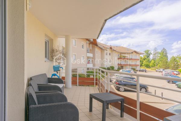 Situé dans un environnement calme et résidentiel de Vieugy, à proximité immédiate de la ligne Rythmo 2, cet appartement T2 de 51 m² se trouve au 1er étage avec ascenseur d'une copropriété bien entretenue.

Fonctionnel et en bon état général, il propose de beaux volumes pour un T2, ainsi qu'une grande terrasse, bien exposée et agréable au quotidien.

Les points forts :
• Pièce de vie confortable avec cuisine ouverte
• Une chambre au calme
• Salle de bains + WC
• Terrasse
• Chauffage individuel gaz
• Cave
• Garage possible en supplément

Un cadre de vie pratique et agréable :
Idéal pour un premier achat, que ce soit pour une personne seule ou un couple, ce bien offre un cadre confortable et fonctionnel, avec toutes les commodités à proximité et un accès rapide vers Annecy.
