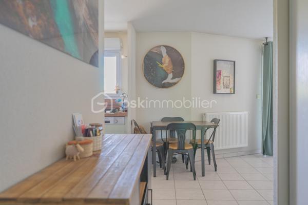 Situé dans un environnement calme et résidentiel de Vieugy, à proximité immédiate de la ligne Rythmo 2, cet appartement T2 de 51 m² se trouve au 1er étage avec ascenseur d'une copropriété bien entretenue.

Fonctionnel et en bon état général, il propose de beaux volumes pour un T2, ainsi qu'une grande terrasse, bien exposée et agréable au quotidien.

Les points forts :
• Pièce de vie confortable avec cuisine ouverte
• Une chambre au calme
• Salle de bains + WC
• Terrasse
• Chauffage individuel gaz
• Cave
• Garage possible en supplément

Un cadre de vie pratique et agréable :
Idéal pour un premier achat, que ce soit pour une personne seule ou un couple, ce bien offre un cadre confortable et fonctionnel, avec toutes les commodités à proximité et un accès rapide vers Annecy.