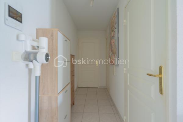 Situé dans un environnement calme et résidentiel de Vieugy, à proximité immédiate de la ligne Rythmo 2, cet appartement T2 de 51 m² se trouve au 1er étage avec ascenseur d'une copropriété bien entretenue.

Fonctionnel et en bon état général, il propose de beaux volumes pour un T2, ainsi qu'une grande terrasse, bien exposée et agréable au quotidien.

Les points forts :
• Pièce de vie confortable avec cuisine ouverte
• Une chambre au calme
• Salle de bains + WC
• Terrasse
• Chauffage individuel gaz
• Cave
• Garage possible en supplément

Un cadre de vie pratique et agréable :
Idéal pour un premier achat, que ce soit pour une personne seule ou un couple, ce bien offre un cadre confortable et fonctionnel, avec toutes les commodités à proximité et un accès rapide vers Annecy.