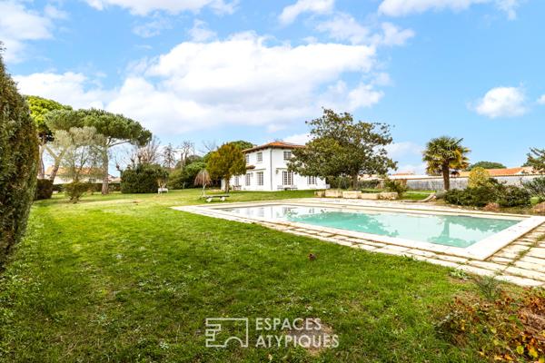 Villa bourgeoise revisitée et son parc arboré