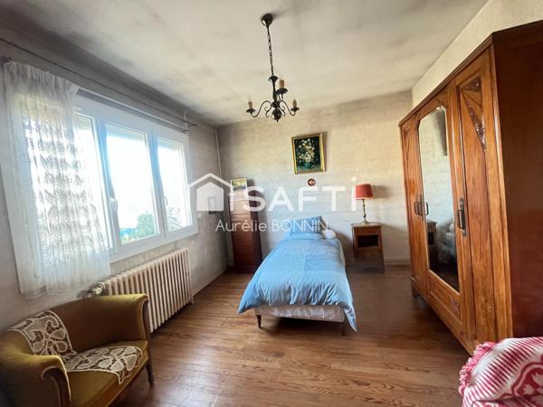 Talence -Implantée sur une parcelle de 360m² maison avec garage à rénover entièrement proche des commodités