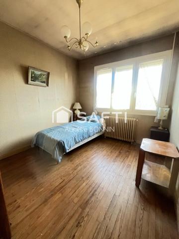 Talence -Implantée sur une parcelle de 360m² maison avec garage à rénover entièrement proche des commodités