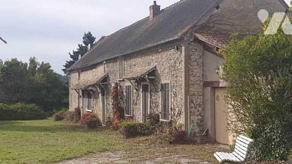 Longère à rénover, 145m2 environ - 5Ppp, garage attenant, jardin d'agrément clos.