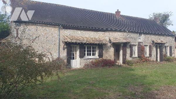 Longère à rénover, 145m2 environ - 5Ppp, garage attenant, jardin d'agrément clos.