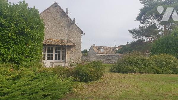 Longère à rénover, 145m2 environ - 5Ppp, garage attenant, jardin d'agrément clos.