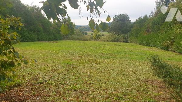 Longère à rénover, 145m2 environ - 5Ppp, garage attenant, jardin d'agrément clos.