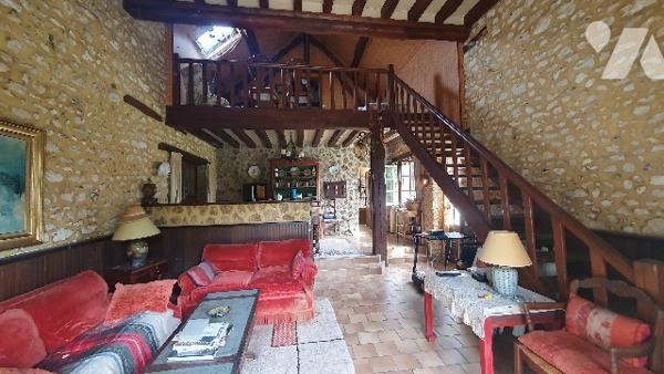 Longère à rénover, 145m2 environ - 5Ppp, garage attenant, jardin d'agrément clos.