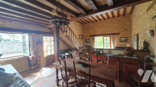 Longère à rénover, 145m2 environ - 5Ppp, garage attenant, jardin d'agrément clos.