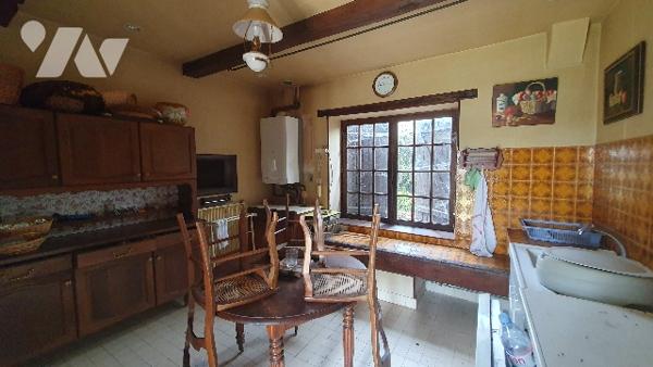 Longère à rénover, 145m2 environ - 5Ppp, garage attenant, jardin d'agrément clos.