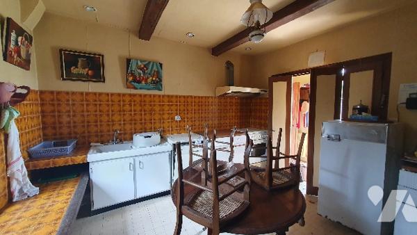 Longère à rénover, 145m2 environ - 5Ppp, garage attenant, jardin d'agrément clos.