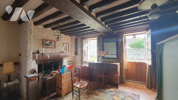 Longère à rénover, 145m2 environ - 5Ppp, garage attenant, jardin d'agrément clos.