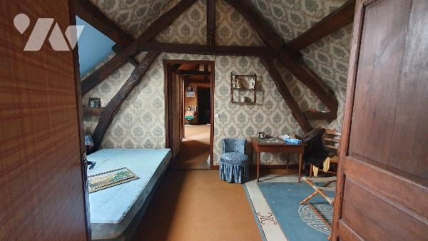 Longère à rénover, 145m2 environ - 5Ppp, garage attenant, jardin d'agrément clos.