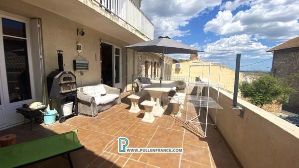 Maison de village spacieuse avec terrasses ensoleillées et vue dans l'Hérault
