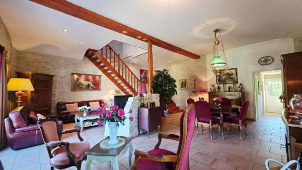 MAISON  AVEC STUDIO INDEPENDANT 165M²  6 PIECES 4 CHAMBRES PISCINE