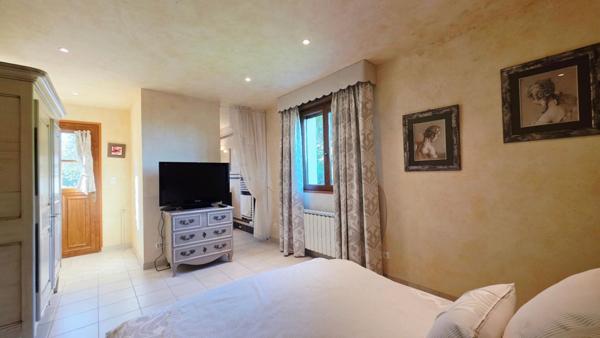 MAISON  AVEC STUDIO INDEPENDANT 165M²  6 PIECES 4 CHAMBRES PISCINE