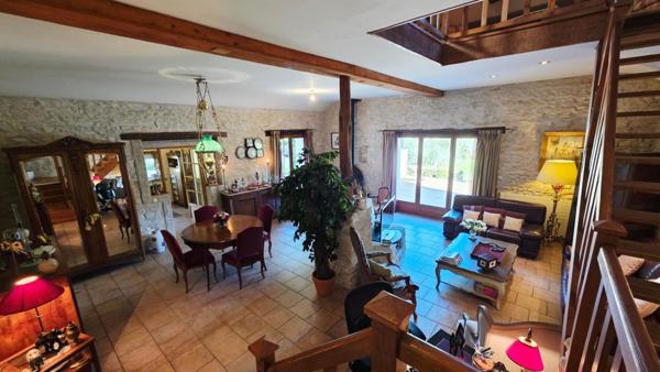 MAISON  AVEC STUDIO INDEPENDANT 165M²  6 PIECES 4 CHAMBRES PISCINE