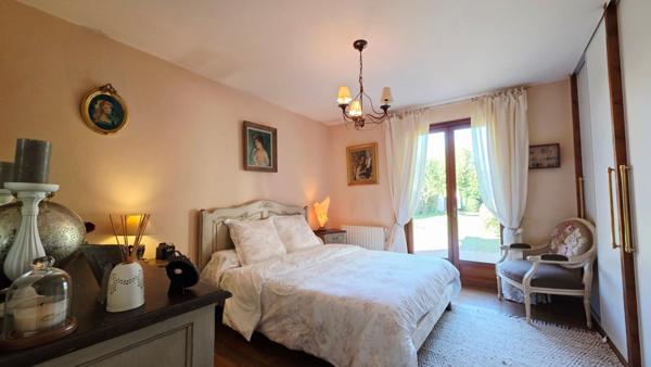 MAISON  AVEC STUDIO INDEPENDANT 165M²  6 PIECES 4 CHAMBRES PISCINE