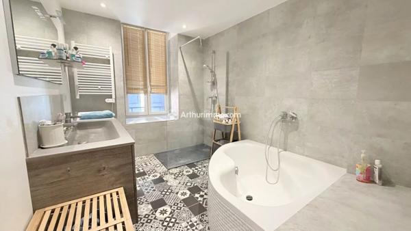 Vente                                                      Appartement
                        
                     3 pièces                      78 m2                     à Millau