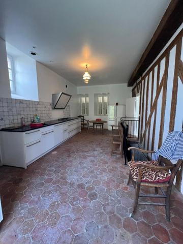 Superbe propriété en partie rénovée à une de PARIS....