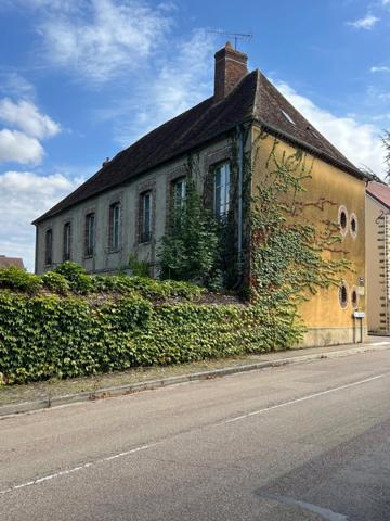 Superbe propriété en partie rénovée à une de PARIS....