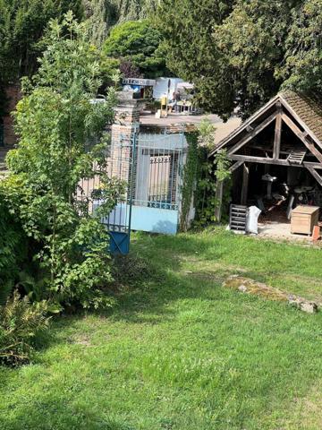 Superbe propriété en partie rénovée à une de PARIS....