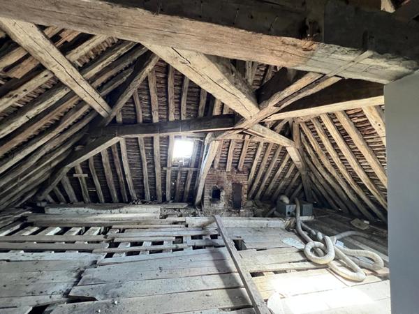 Superbe propriété en partie rénovée à une de PARIS....