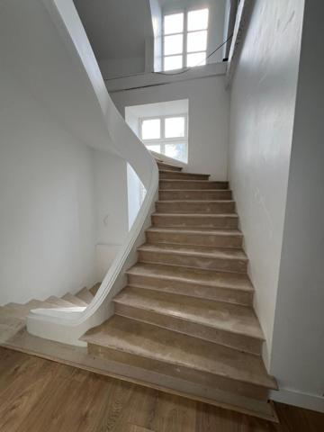 Superbe propriété en partie rénovée à une de PARIS....