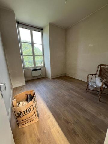 Superbe propriété en partie rénovée à une de PARIS....