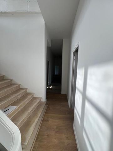 Superbe propriété en partie rénovée à une de PARIS....