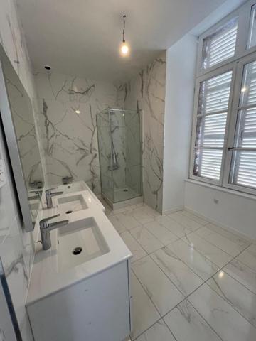 Superbe propriété en partie rénovée à une de PARIS....