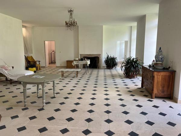 Superbe propriété en partie rénovée à une de PARIS....