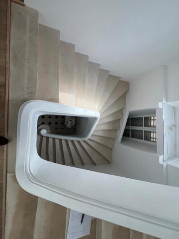 Superbe propriété en partie rénovée à une de PARIS....