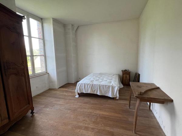 Superbe propriété en partie rénovée à une de PARIS....