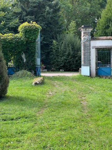 Superbe propriété en partie rénovée à une de PARIS....