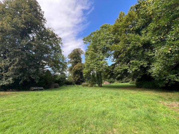 Superbe propriété en partie rénovée à une de PARIS....