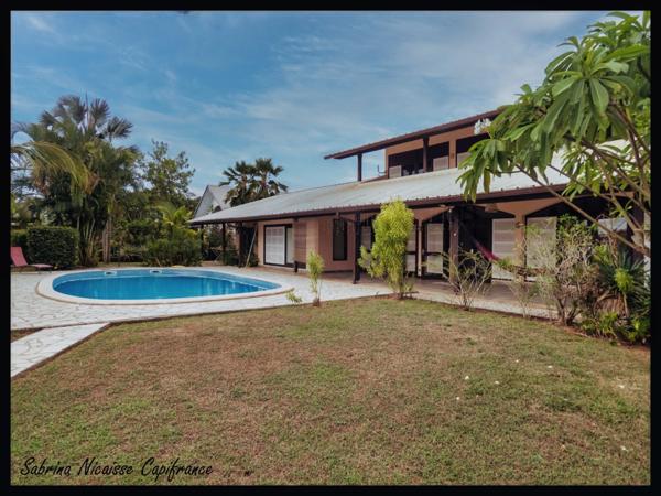 Villa d’architecte en briques de Guyane – volumes rares, piscine, jardin 1 141 m² – Kourou Lac Bois Chaudat