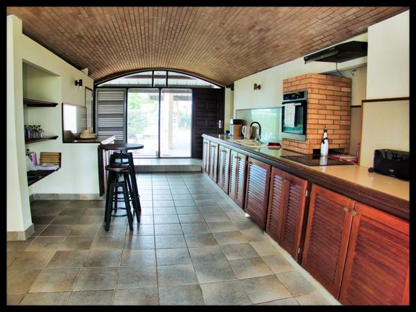 Villa d’architecte en briques de Guyane – volumes rares, piscine, jardin 1 141 m² – Kourou Lac Bois Chaudat