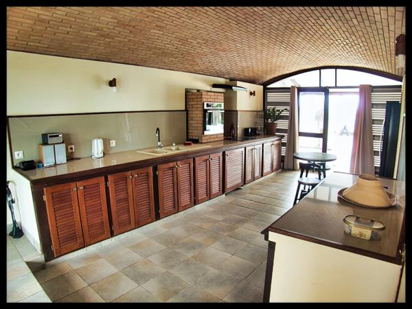 Villa d’architecte en briques de Guyane – volumes rares, piscine, jardin 1 141 m² – Kourou Lac Bois Chaudat