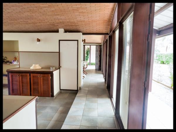 Villa d’architecte en briques de Guyane – volumes rares, piscine, jardin 1 141 m² – Kourou Lac Bois Chaudat