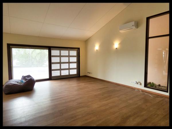 Villa d’architecte en briques de Guyane – volumes rares, piscine, jardin 1 141 m² – Kourou Lac Bois Chaudat