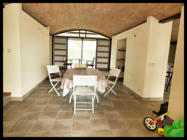 Villa d’architecte en briques de Guyane – volumes rares, piscine, jardin 1 141 m² – Kourou Lac Bois Chaudat