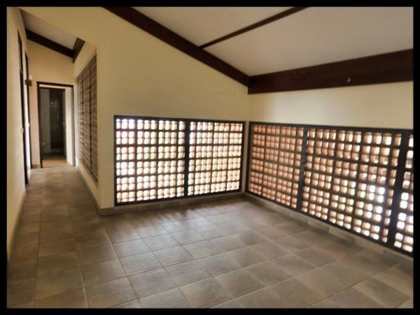 Villa d’architecte en briques de Guyane – volumes rares, piscine, jardin 1 141 m² – Kourou Lac Bois Chaudat