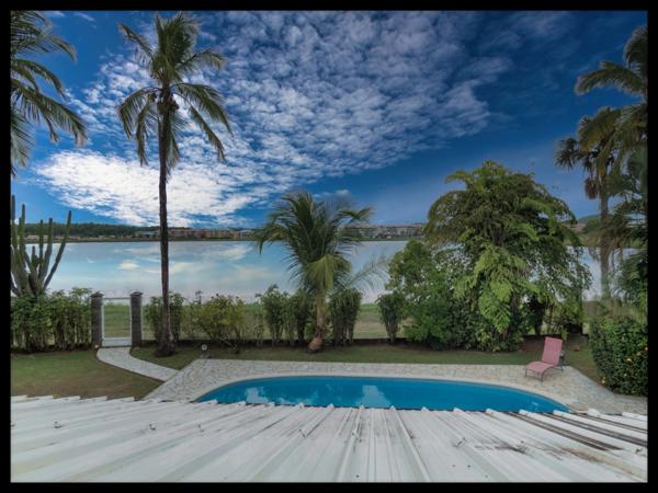 Villa d’architecte en briques de Guyane – volumes rares, piscine, jardin 1 141 m² – Kourou Lac Bois Chaudat